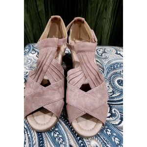 Earth Curvet Blush Pink Suede Wedge Sandals Pleated Straps Womens 7.5B